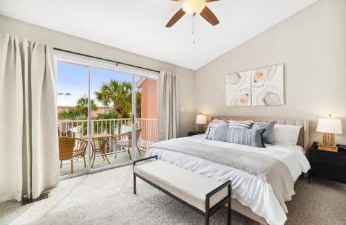 Miramar Beach House | ! SNOWBIRD MONTHLY RATE 2900 ! 5min walk 2 Miramar Beach, Mins to Shopping, Steps to Pool, Patio and Yard, Dog Friendly, 1GB Wifi