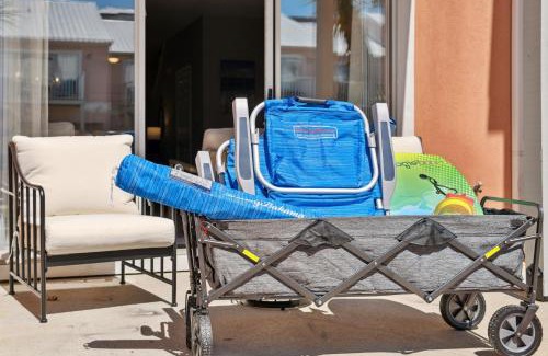 Miramar Beach House | ! SNOWBIRD MONTHLY RATE 2900 ! 5min walk 2 Miramar Beach, Mins to Shopping, Steps to Pool, Patio and Yard, Dog Friendly, 1GB Wifi
