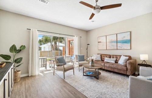Miramar Beach House | ! SNOWBIRD MONTHLY RATE 2900 ! 5min walk 2 Miramar Beach, Mins to Shopping, Steps to Pool, Patio and Yard, Dog Friendly, 1GB Wifi