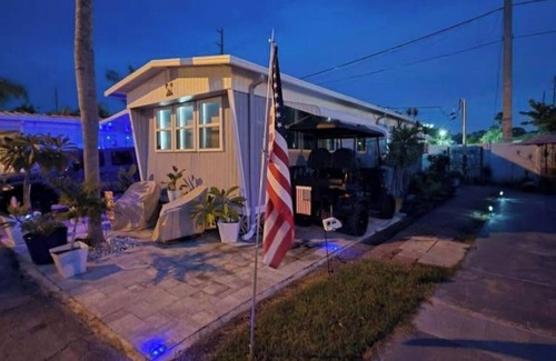 Bradenton House | Snowbirds welcome just 10 miles from Anna Maria Island.