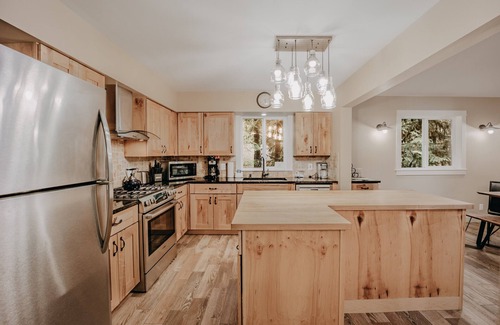 Glacier House | Snowline Cabin #69 - An Elegant Country Home! Sleeps 8