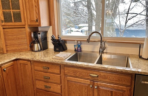 Au Train House | Snowmobile Friendly! Ample Parking-only 1 block to trail! Clean w cozy Fireplace