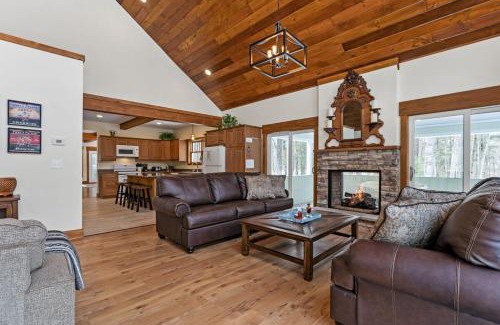 Kendall House | Snug Cabin with Hiking Trail and Private Lake Access