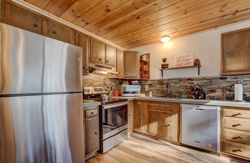 Pioneer Trail Cabin | Snuggle up at the Cozy Bear Cabin!