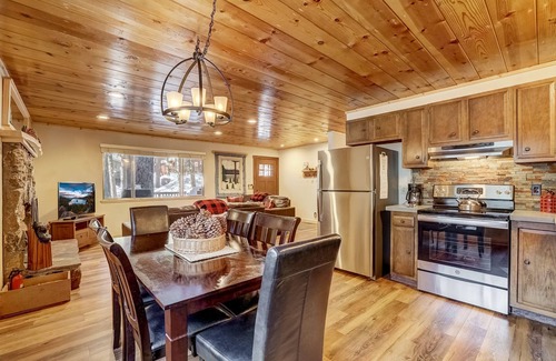 Pioneer Trail Cabin | Snuggle up at the Cozy Bear Cabin!