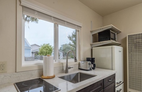 Pacific Grove Apartment | Snuggle Up - Pacific Grove Studio - Cozy Cottage
