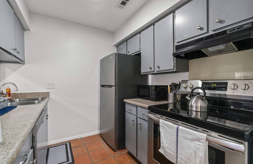 Travis Heights Apartment | So. Congress PARK VIEW | Free Pkg
