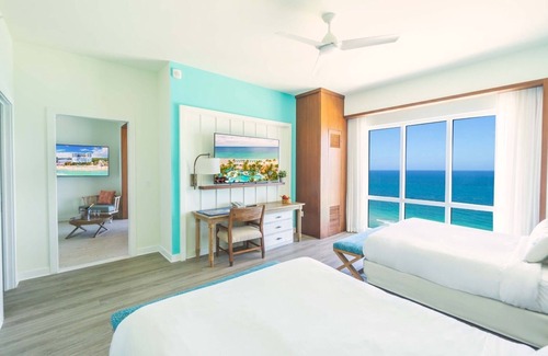 Hollywood Hotel | Soak in Relaxing Vibes Near Hollywood Beach with Outdoor Swimming Pool