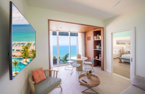 Hollywood Hotel | Soak in Relaxing Vibes Near Hollywood Beach with Outdoor Swimming Pool