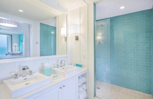 Hollywood Hotel | Soak in Relaxing Vibes Near Hollywood Beach with Outdoor Swimming Pool
