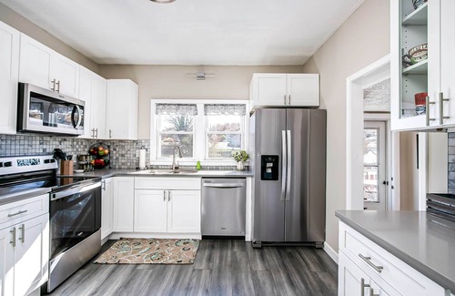 Bristol House | Soak n Stroll 2 State St, Hot Tub, FirePit, Dogs