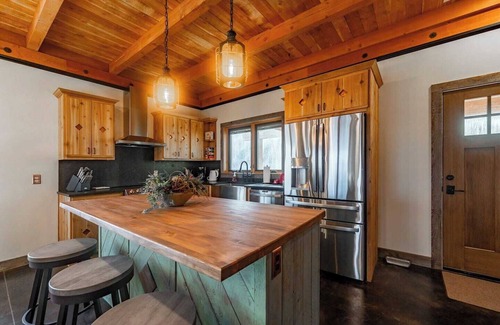 Livingston Cabin | Soaring Eagle Guest Cabin: Epic Views in Big Sky Country