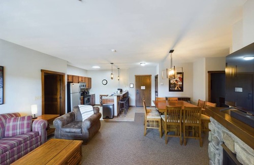 Snowshoe Condo | Soaring Eagle Ski-in - Ski-out Condo with Hot Tubs