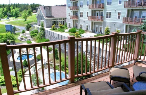 Snowshoe Condo | Soaring Eagle Ski-in - Ski-out Condo with Hot Tubs