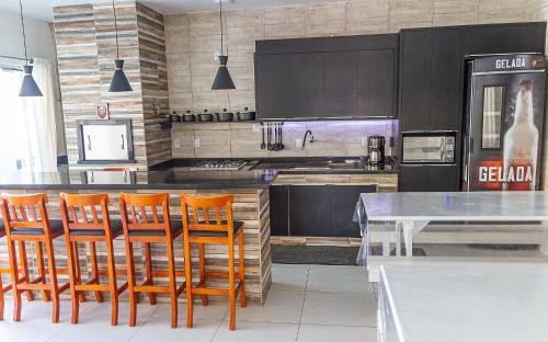 Enseada House | sobrado com piscina aquecida a poucos metros mar