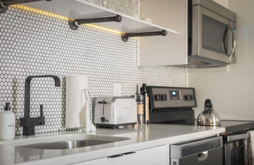 Rutledge Hill House | SoBro Guest House 17 by AvantStay | Artistic Stay, Walkable to Broadway/Gulch