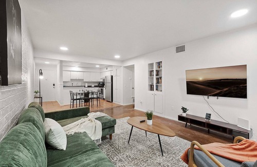 Travis Heights Apartment | SOCO Green House | Sleeps 6 | Free Pkg | Downtown