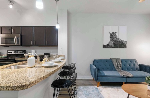 South Congress Apartment | SOCO Urban Escape | Pool + Gym + Racquetball + Laundry + Pkg