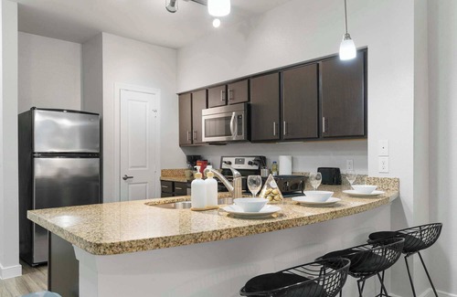 South Congress Apartment | SOCO Urban Escape | Pool + Gym + Racquetball + Laundry + Pkg