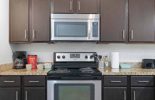 South Congress Apartment | SOCO Urban Escape | Pool + Gym + Racquetball + Laundry + Pkg