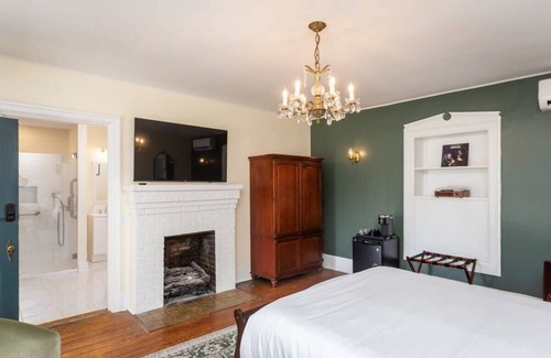 Luray House | Sojourn at The Legacy Inn- The Cash & Carter Suite