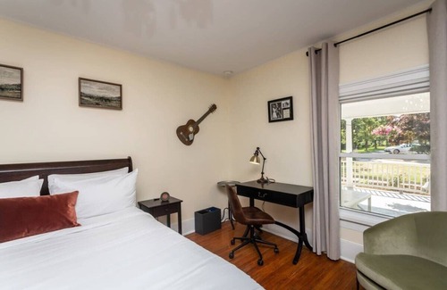 Luray House | Sojourn at The Legacy Inn- The Cash & Carter Suite