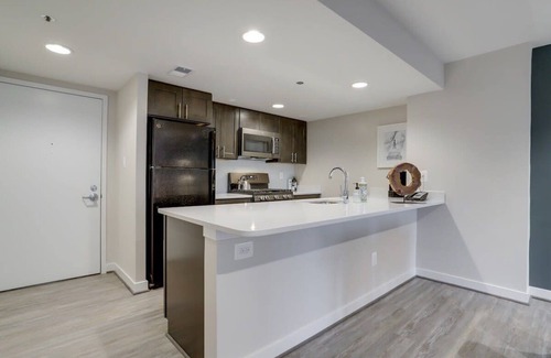 Court House Apartment | Sojourn Courtland Towers w/Private Balcony