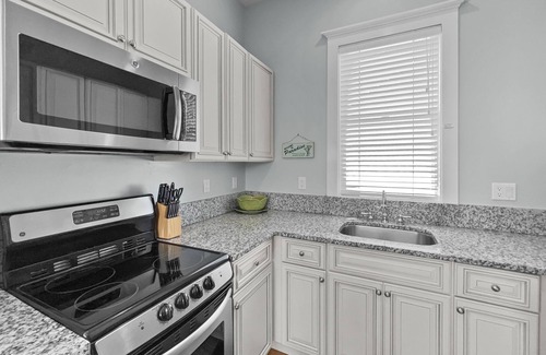 Sunnyside House | "Sol Surfer" | Heated Community Pool| Tennis, Pickleball, and Basketball | Less than 5 min. to beach
