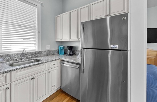 Sunnyside House | "Sol Surfer" | Heated Community Pool| Tennis, Pickleball, and Basketball | Less than 5 min. to beach