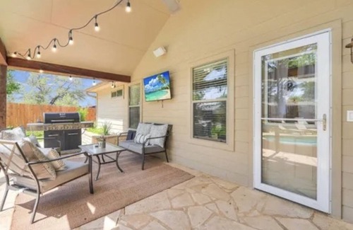 Marble Falls House | Solar Eclipse Find Little Tropical Paradise in peaceful quiet little town.