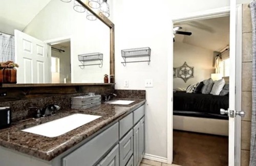 Marble Falls House | Solar Eclipse Find Little Tropical Paradise in peaceful quiet little town.