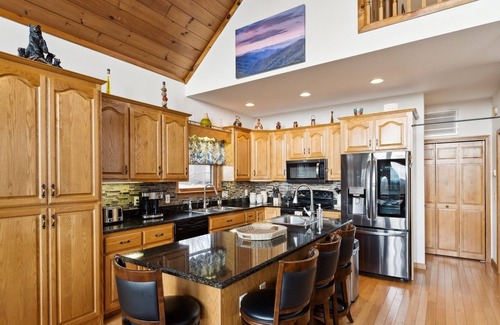 Unaka Ski Chalet | Solar powered, mountaintop chalet with hot tub - Pet Friendly! by RedAwning