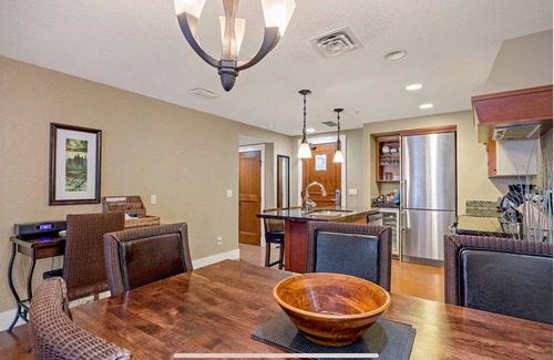 Canmore Condo | Solara Luxury King & Queen beds, 2 bathrooms, Pool/Hot Tub, Parking