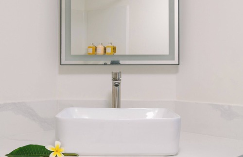 Newport Shores Hotel | Solarena