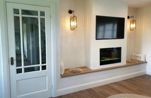 Mountshannon House | Solas na Gealai, entire house, sleeps 8