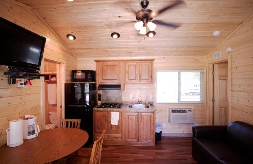 Acton Resort | Soledad Canyon Cottage 5