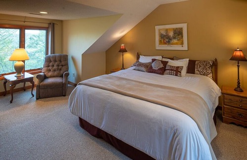 Sugar Mountain Ski Chalet | "Solitude Above All" spacious, cozy chalet w/mountain views NEW LISTING DISCOUNT