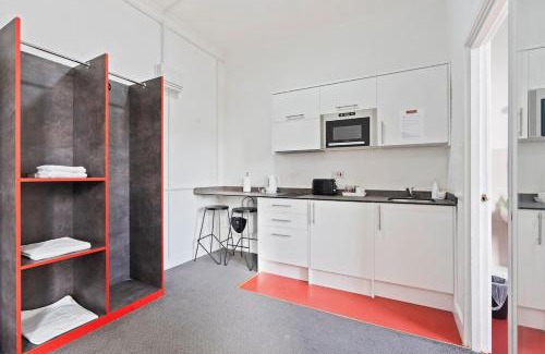 Dudley Apartment | Solo Stay in Dudley Studio with Kitchen & Wi-Fi