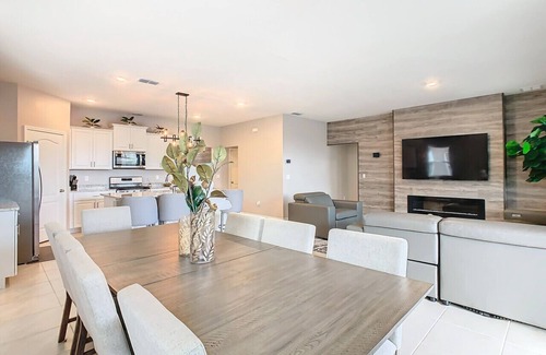 Loughman Apartment | Solterra Cozy 6BR Villa with Game Room & Pool