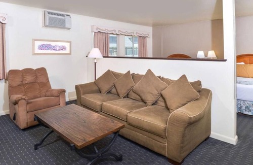 Solvang Hotel | Solvang Danish Adventure! 2 units w/Continental Bfast, Parking, Swimming Pool