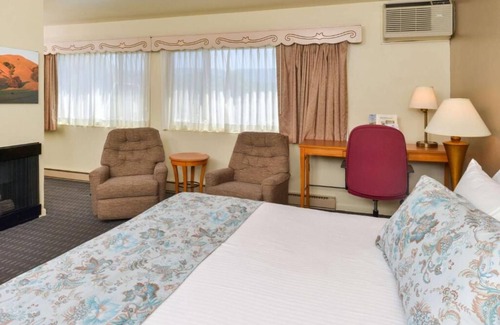 Solvang Hotel | Solvang Danish Adventure! 2 units w/Continental Bfast, Parking, Swimming Pool