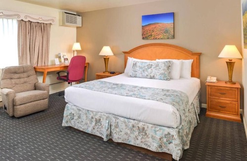 Solvang Hotel | Solvang Danish Adventure! 2 units w/Continental Bfast, Parking, Swimming Pool