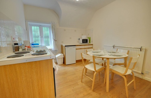 Bournemouth City Centre Cottage | Somerville Coach House 1 - a studio that sleeps 2 guests in 1 bedroom