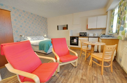 Bournemouth City Centre Cottage | Somerville Coach House 3 - a studio that sleeps 2 guests in 1 bedroom