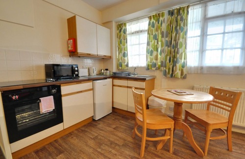 Bournemouth City Centre Cottage | Somerville Coach House 3 - a studio that sleeps 2 guests in 1 bedroom