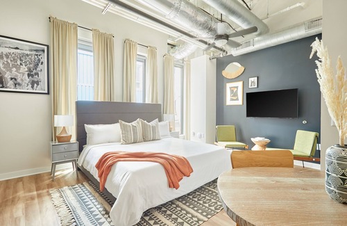 Uptown Apartment | Sonder at REVEL