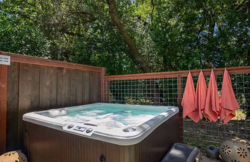 Sonoma House | Sonoma Active Retreat Near Plaza Hot-Tub Sports