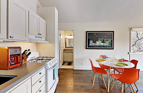 Santa Rosa Cottage | Sonoma Valley vineyard-view cottage with loft, hot tub, & on-site pool