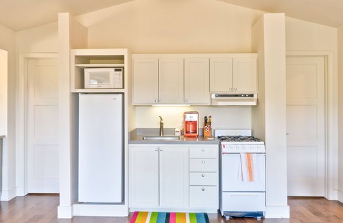 Santa Rosa Cottage | Sonoma Valley vineyard-view cottage with loft, hot tub, & on-site pool
