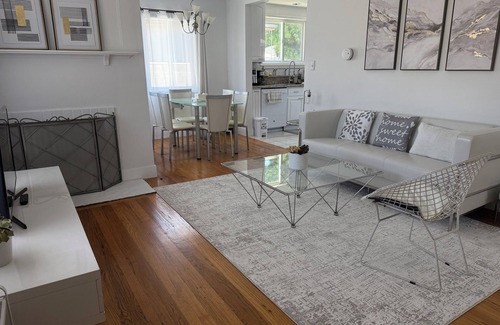 Palms House | Soothing 2-bedroom house with AC in vibrant Los Angeles